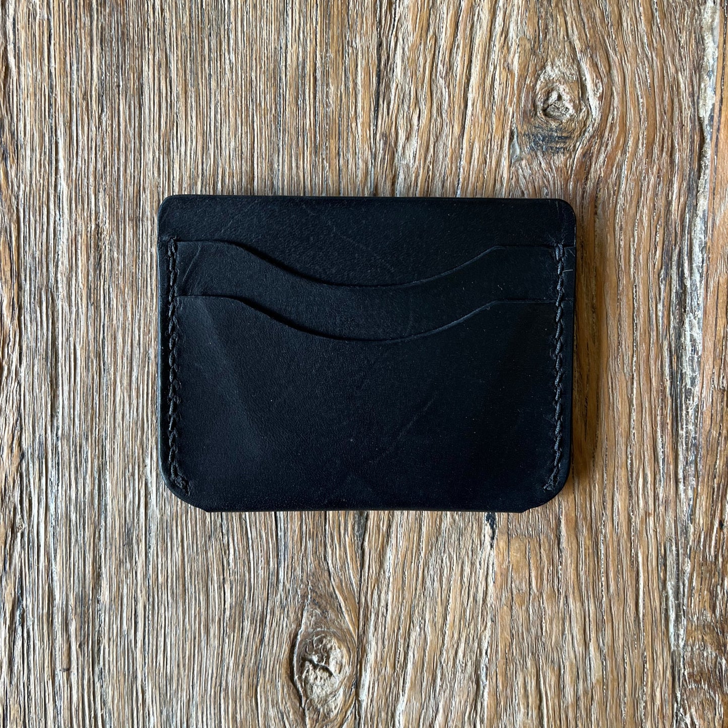 The fiver - black leather card wallet front view