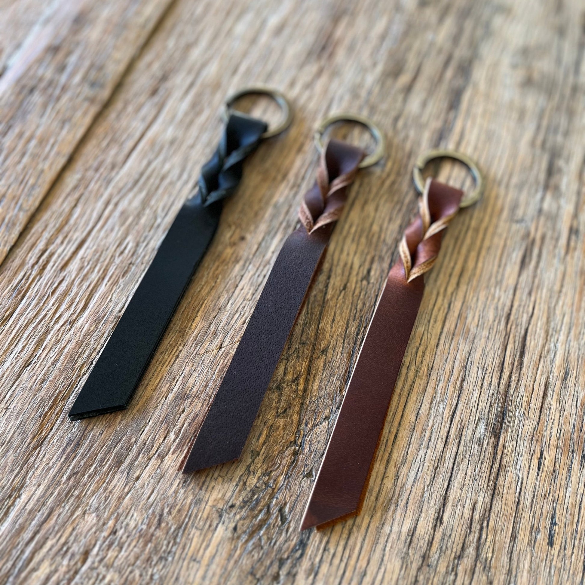 Twist detail key fob in black, whiskey and cognac