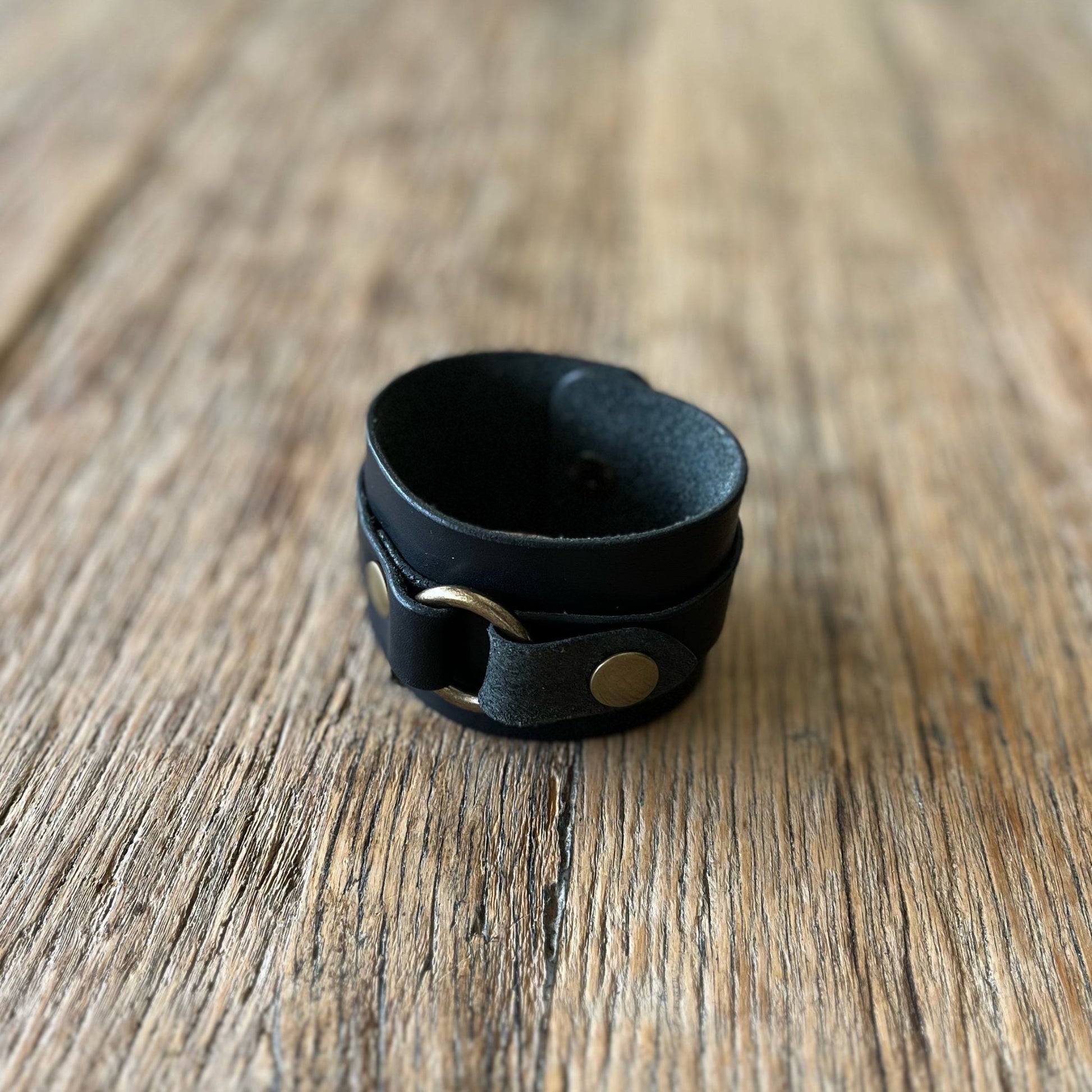 Leather cuff in black